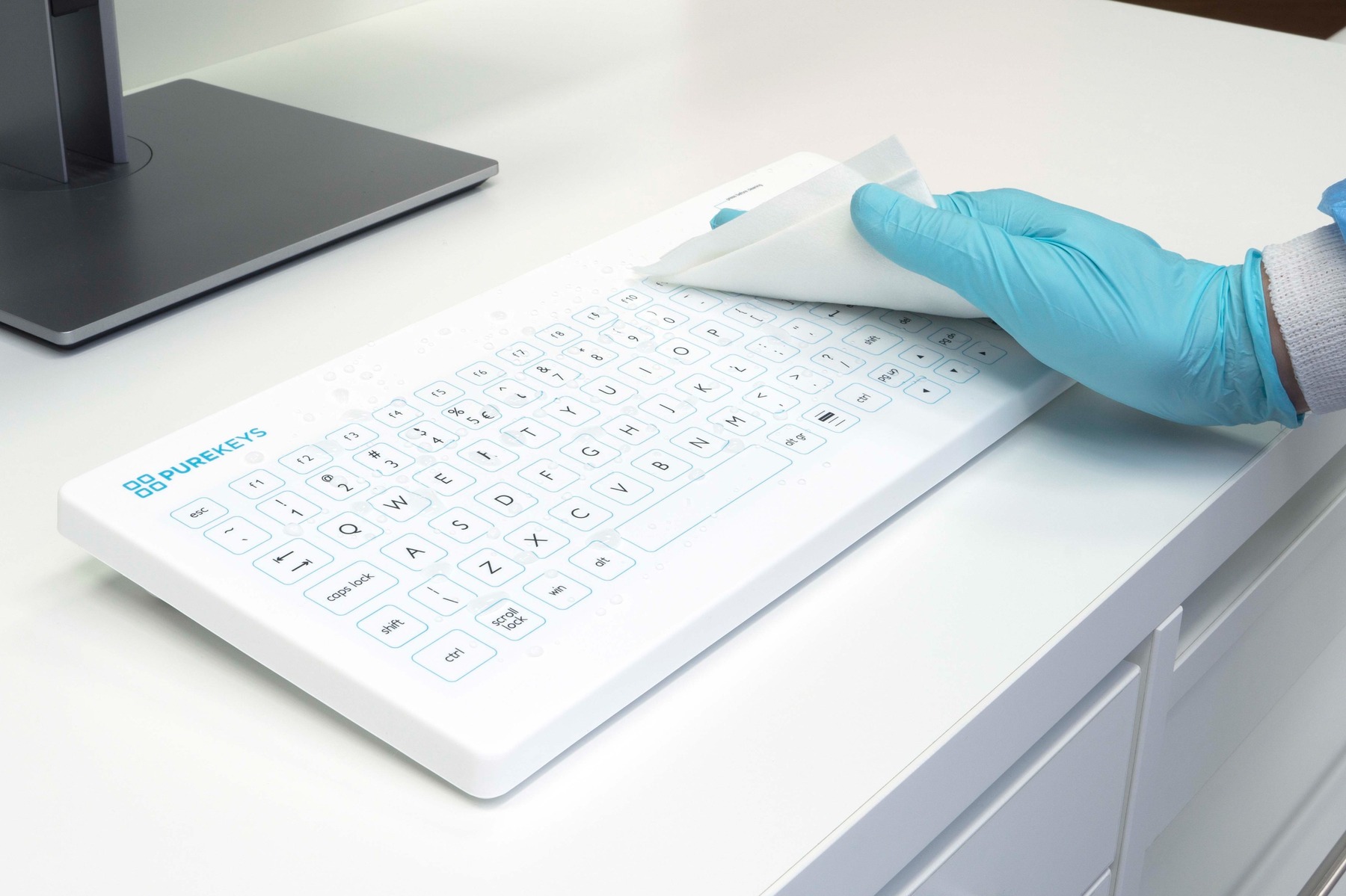 Purekeys Hygienetastatur wird mit einem Tuch gereinigt