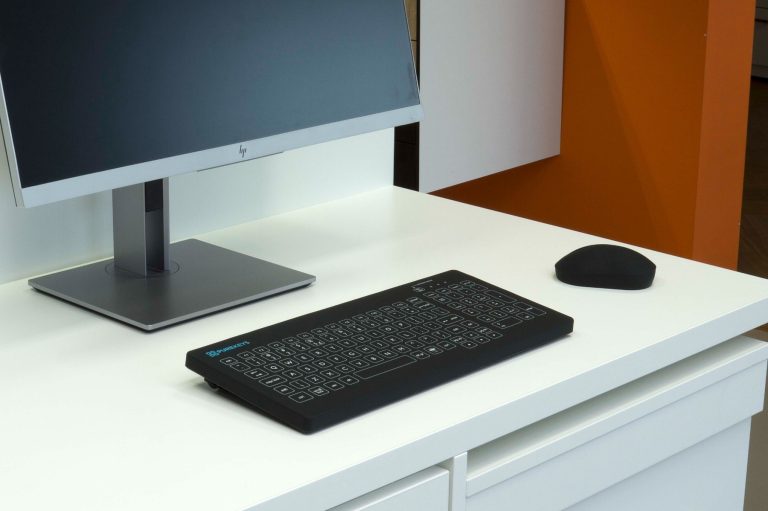 Kompaktbreite 5 Purekeys schwarz 404 Kompakt arbeitsplatz1