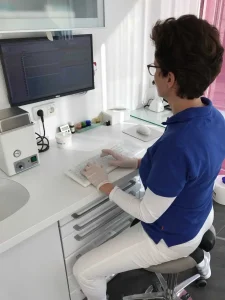 Einfache Desinfektion und leichte Bedienbarkeit: Erfahrungsbericht der Zahnarztpraxis Dr. Merten 3 Arbeit an einer Purekeys