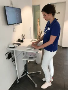 Einfache Desinfektion und leichte Bedienbarkeit: Erfahrungsbericht der Zahnarztpraxis Dr. Merten 2 zahnmedizinische Fachangestellte an einer Hygienetastatur Purekeys e1524032971825